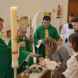 Kardinal Bozanić krstio sedmo dijete obitelji Dubravčić